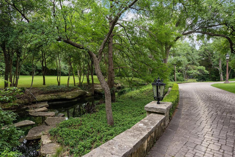 4444 Valley Ridge driveway