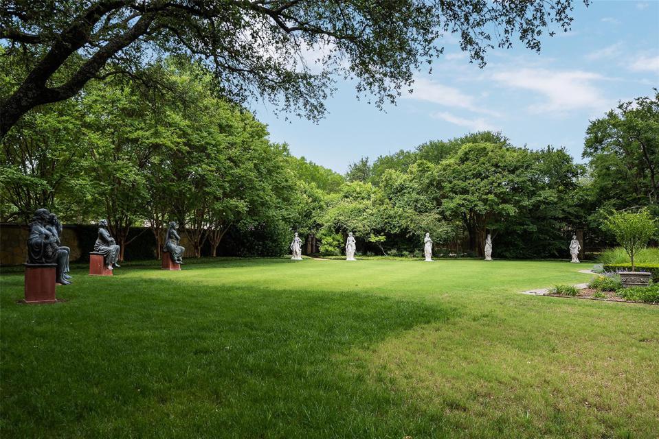 statue garden