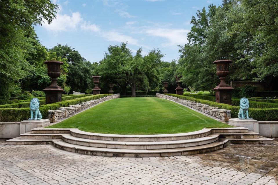 Courtyard off motor court