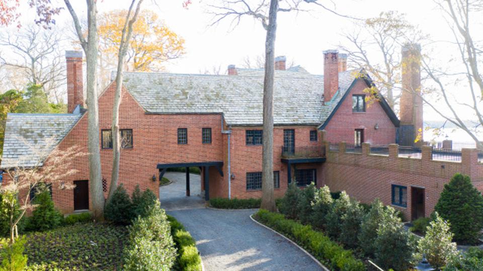 Driveway and porte-cochere
