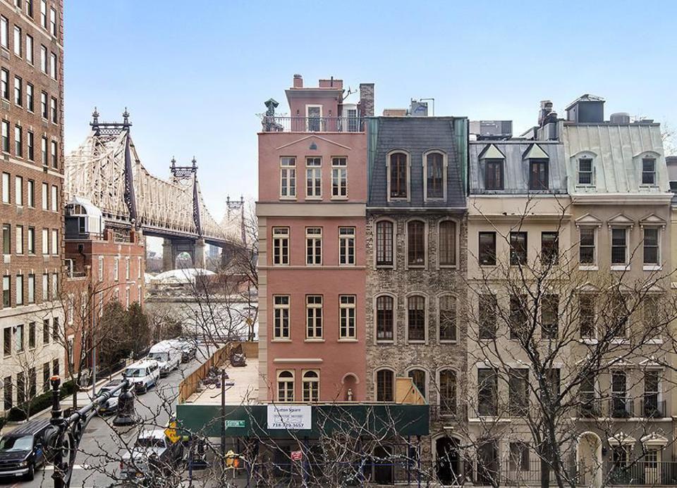 row of townhouse buildings new york city manhattan